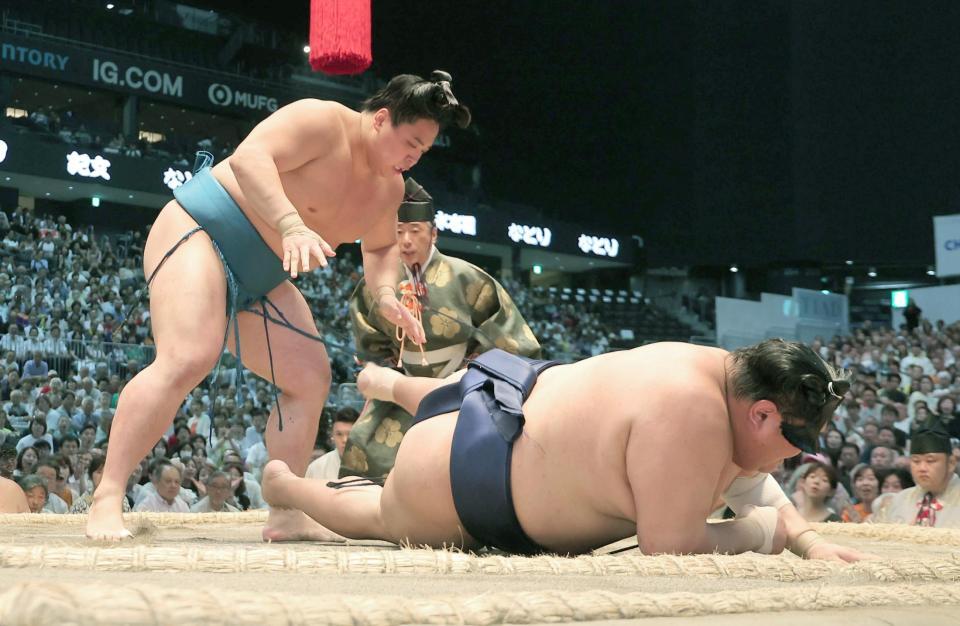 琴栄峰（左）が切り返しで阿炎を下す
