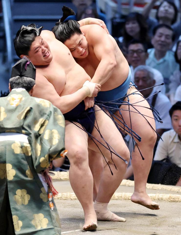 琴栄峰（右）が切り返しで阿炎を下す