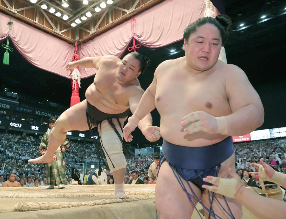 朝乃山（左）が寄り切りで藤青雲を破る