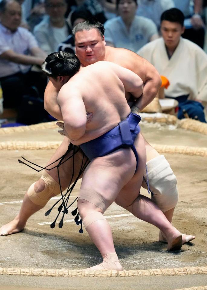 朝乃山が寄り切りで藤青雲を破る