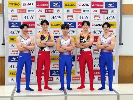 新ユニホームを着用した体操男子日本代表の（左から）土井、橋本、岡、川上、前田