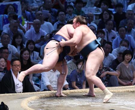 豪ノ山（左）を寄り切る安青錦（撮影・佐々木彰尚）