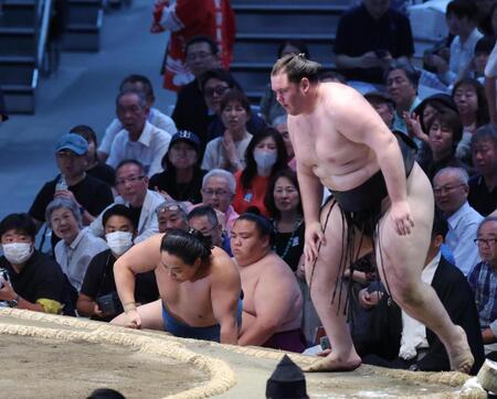 獅師（右）に敗れた琴栄峰（撮影・佐々木彰尚）