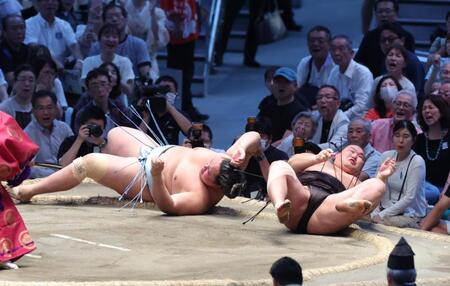 琴勝峰（左）を上手投げで下した豊昇龍（撮影・佐々木彰尚）