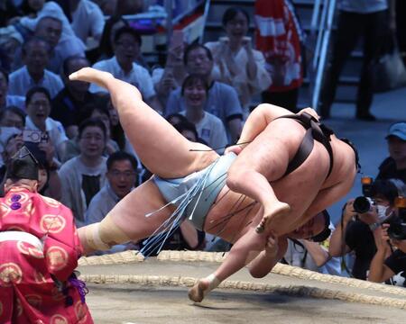 琴勝峰（左）を上手投げで下した豊昇龍（撮影・佐々木彰尚）