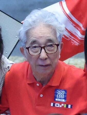 会場を後にする大村崑（撮影・佐々木彰尚）