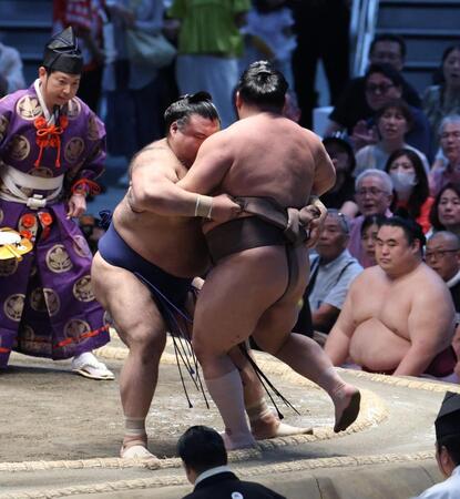 伯乃富士（右）を寄り切る高安（撮影・佐々木彰尚）