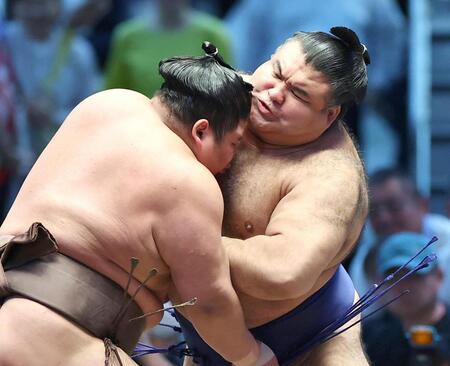 伯乃富士を攻める高安。寄り切りで破る
