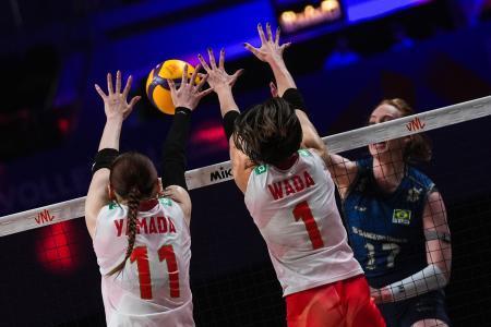 　ブラジル戦でブロックに跳ぶ山田二千華（左）と和田由紀子＝２２日、マカオ（ゲッティ＝共同）