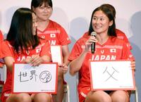 　記者会見に臨んだラクロス女子日本代表の中沢こころ（左）とねがい＝２１日、東京都品川区