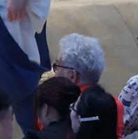 観戦する大村崑（撮影・佐々木彰尚）
