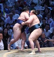 豪ノ山（左）を寄り切る安青錦（撮影・佐々木彰尚）