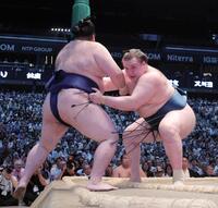 安青錦（右）が寄り切りで豪ノ山を下す