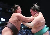 一山本を攻める霧島。押し出しで下す