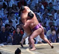 朝乃山（左）を寄り切る尊富士（撮影・佐々木彰尚）