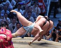 琴勝峰（左）を上手投げで下した豊昇龍（撮影・佐々木彰尚）