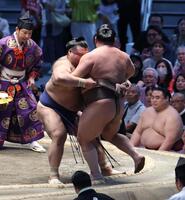伯乃富士（右）を寄り切る高安（撮影・佐々木彰尚）