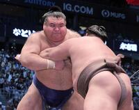伯乃富士（右）を攻める高安。寄り切りで破る