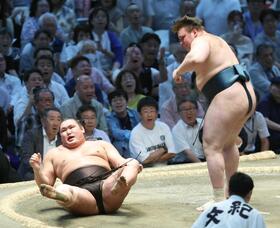 　豊昇龍（左）が上手投げで安青錦に敗れる
