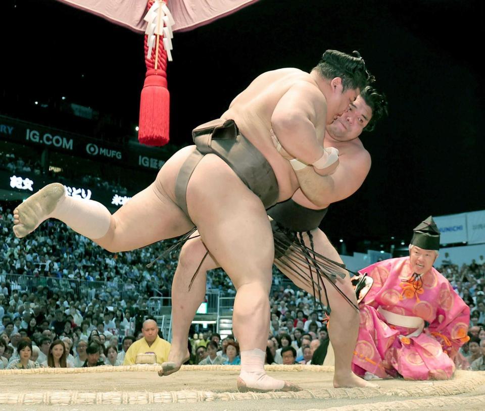 　霧島（奥）が寄り切りで伯乃富士を下す