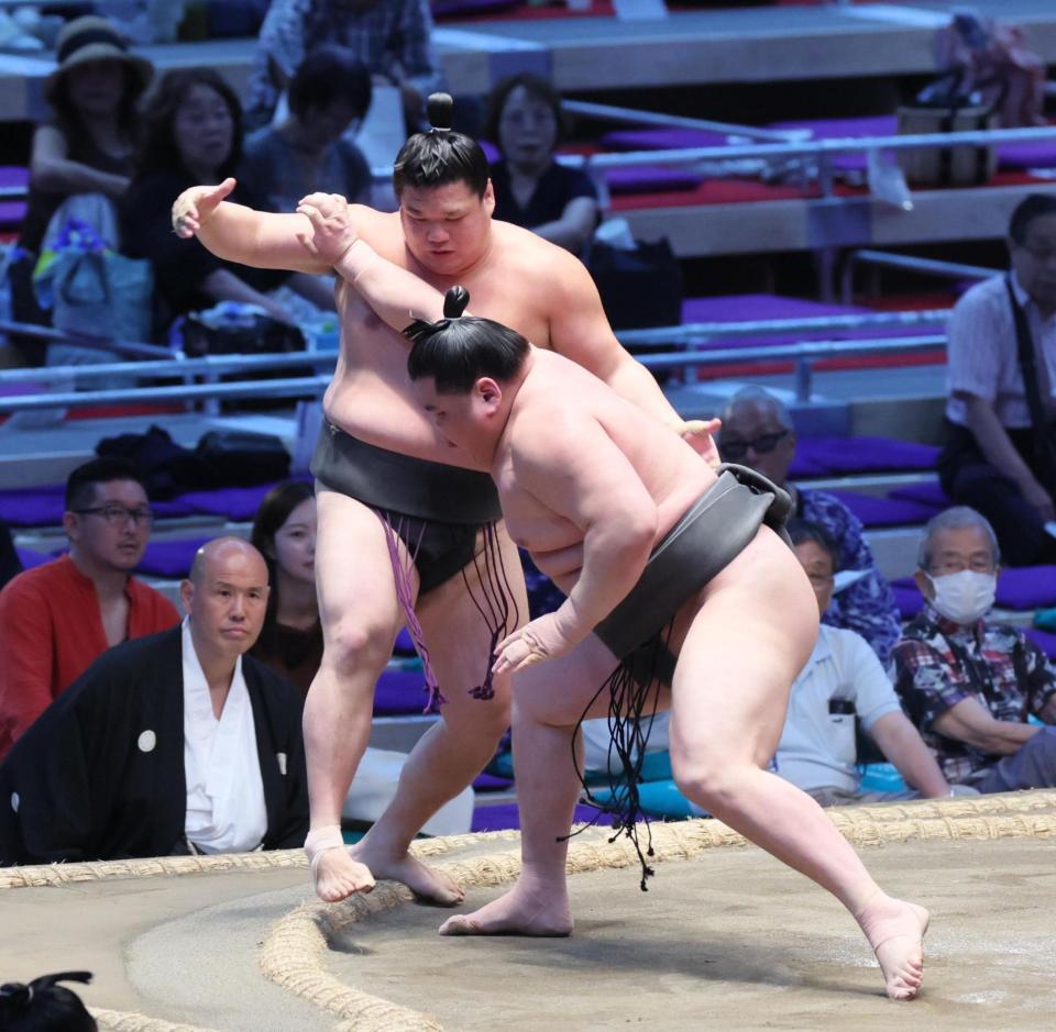 栃幸大（左）を押し出す旭富士（撮影・佐々木彰尚）