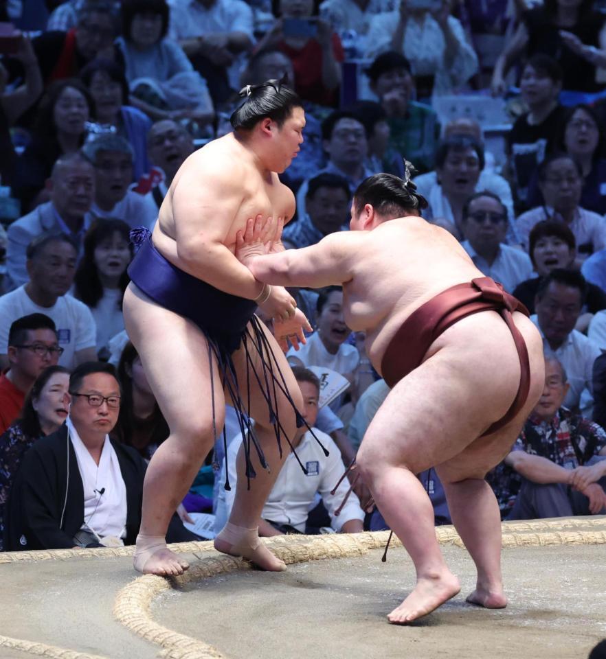 熱海富士（右）の押し出しで敗れた大の里（撮影・佐々木彰尚）