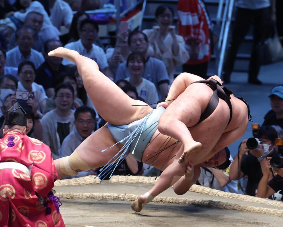 琴勝峰（左）を上手投げで下した豊昇龍（撮影・佐々木彰尚）
