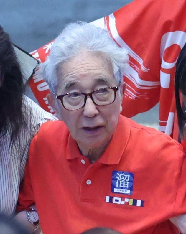 相撲観戦をした大村崑（撮影・佐々木彰尚）