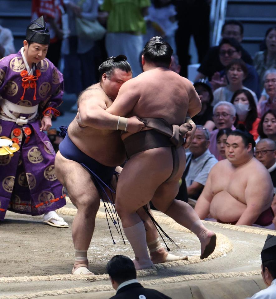 伯乃富士（右）を寄り切る高安（撮影・佐々木彰尚）