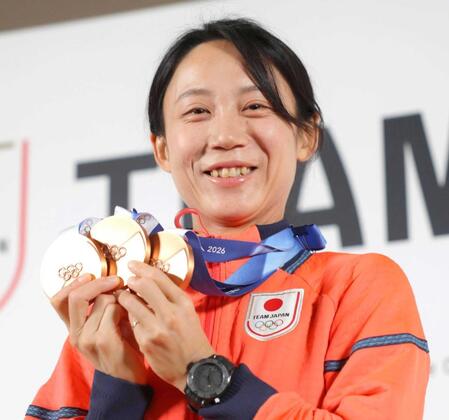 　ミラノ・コルティナ五輪で獲得した３つのメダルを掲げる高木美帆さん＝２月