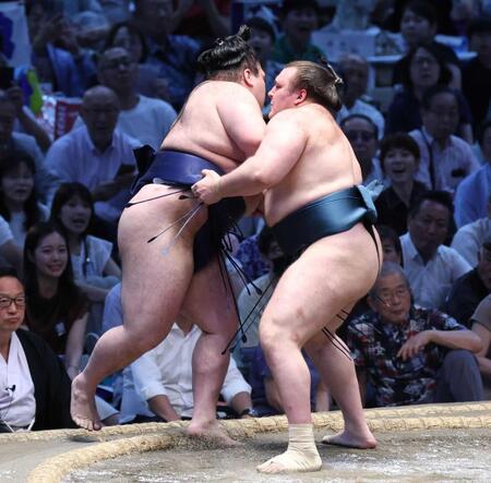 　豪ノ山（左）を寄り切る安青錦（撮影・佐々木彰尚）