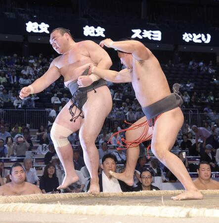 峰刃（左）を押し出しで下す大森（撮影・佐々木彰尚）