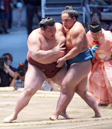 熱海富士（左）が寄り切りで琴栄峰を下す