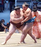 熱海富士（左）が寄り切りで琴栄峰を下す
