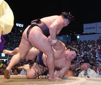 大の里（右）をとったりで破る霧島（撮影・佐々木彰尚）