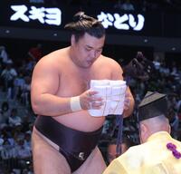 懸賞を手にする霧島（撮影・佐々木彰尚）