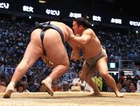 玉鷲（左）を突き落としで下す朝翠龍（撮影・佐々木彰尚）