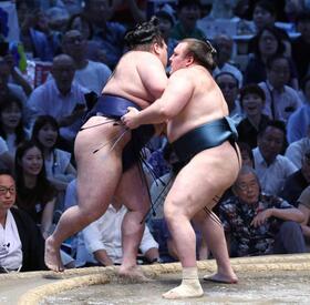 　豪ノ山（左）を寄り切る安青錦（撮影・佐々木彰尚）