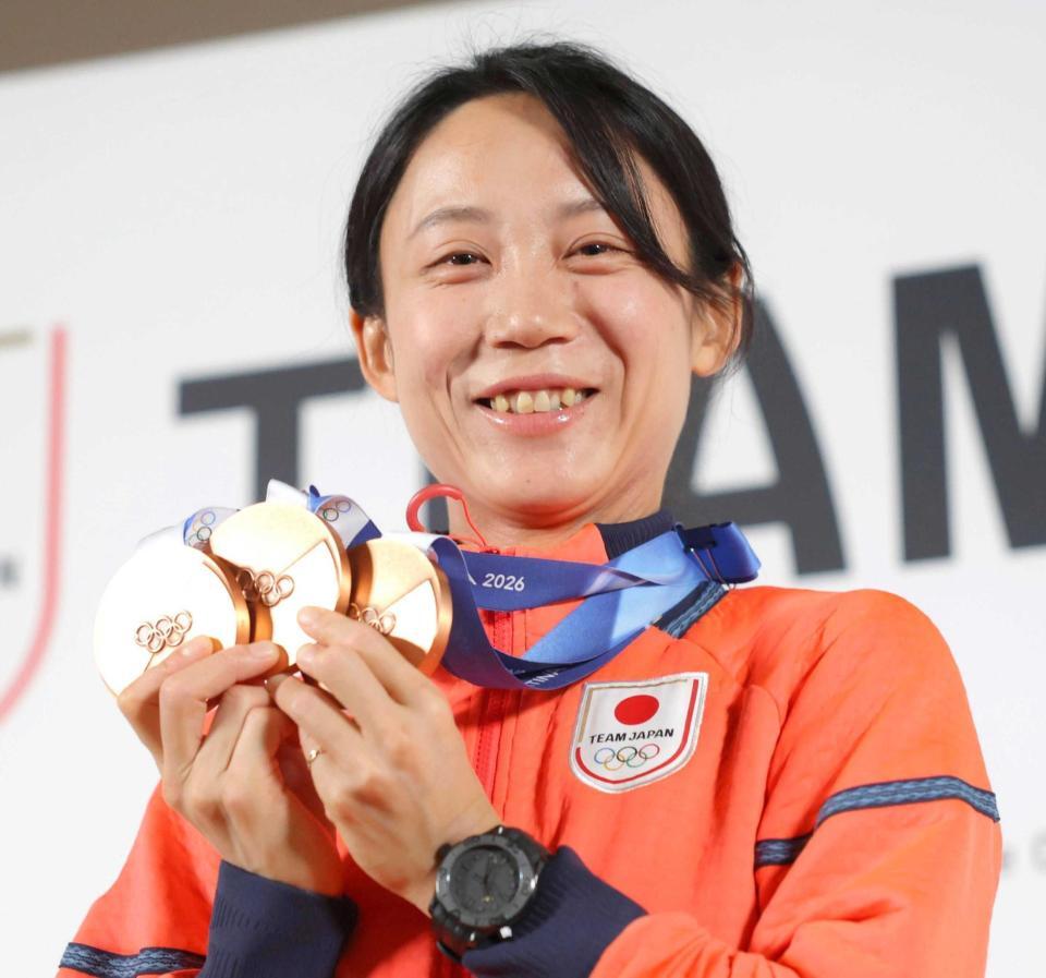 　ミラノ・コルティナ五輪で獲得した３つのメダルを掲げる高木美帆さん＝２月