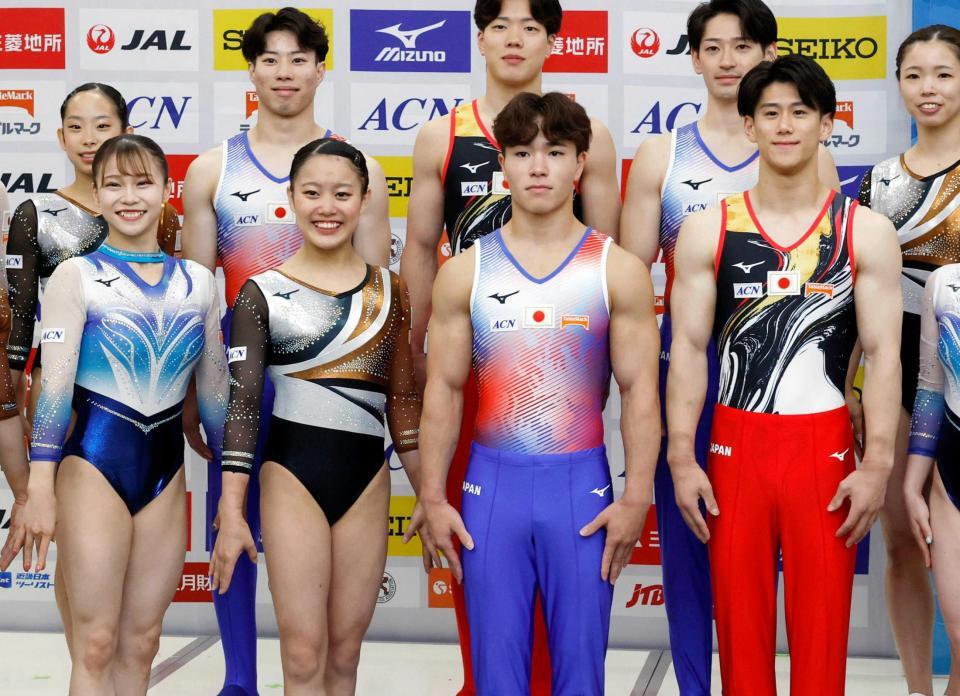 　新ユニホームを着用した（前列右から）橋本大輝と岡慎之助、女子の西山実沙と杉原愛子