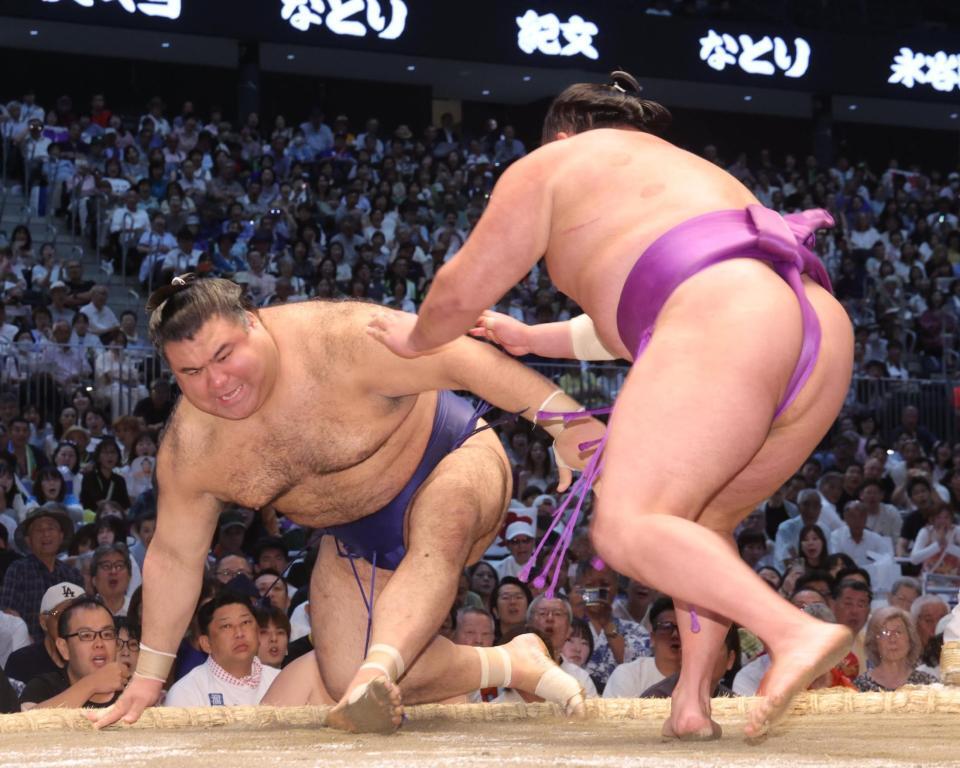 高安（右）を上手投げで破った尊富士（撮影・佐々木彰尚）