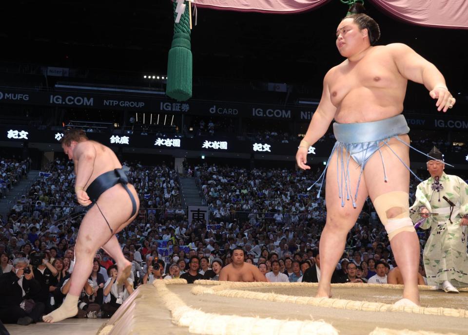 琴勝峰（右）に敗れた安青錦（撮影・佐々木彰尚）