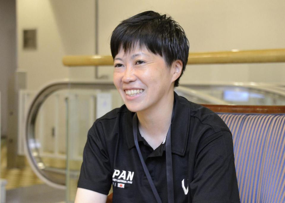 　取材に応じるラクロス女子日本代表の宮沢明日香監督＝23日、東京都港区