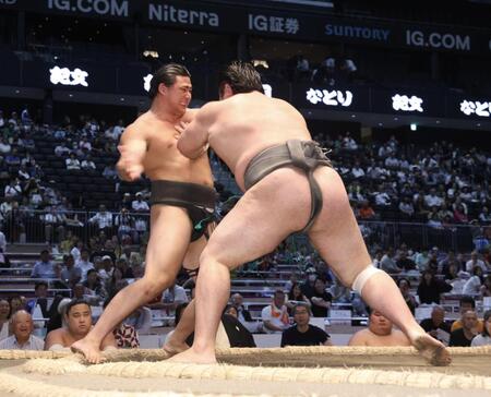 不動豊（右）に押し出しで敗れた大森（撮影・佐々木彰尚）