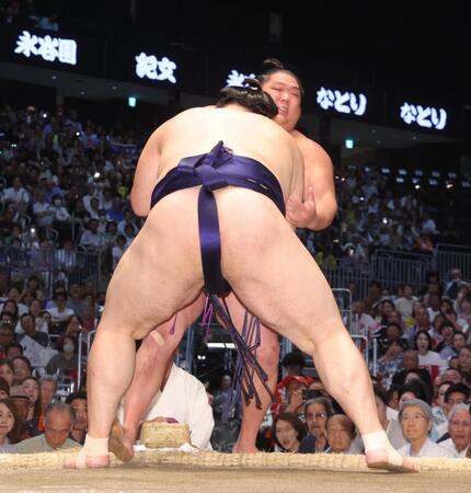 尊富士（奥）を寄り切りで下す大の里（撮影・佐々木彰尚）