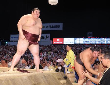豊昇龍を寄り倒しで破った熱海富士（撮影・佐々木彰尚）