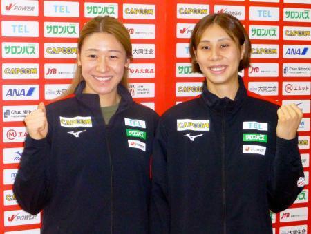 　バレーボールのネーションズリーグ女子決勝大会から帰国した主将の石川真佑（左）と和田由紀子＝２４日、成田空港