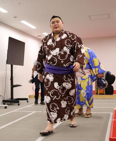 引き揚げる大の里（代表撮影）