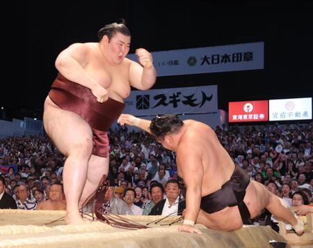 豊昇龍（右）を寄り倒しで破った熱海富士＝名古屋・ＩＧアリーナ（撮影・佐々木彰尚）