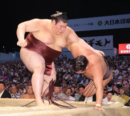豊昇龍（右）を寄り倒しで破った熱海富士＝名古屋・ＩＧアリーナ（撮影・佐々木彰尚）
